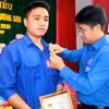 Anh Hồ Quốc Hiệu được trao tặng huy hiệu Tuổi trẻ dũng cảm. (Nguồn: Báo Tuổi trẻ)