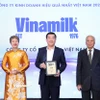 Đại diện Vinamilk, ông Đỗ Thanh Tuấn, Giám đốc Đối ngoại, nhận vinh danh Top 50 Công ty kinh doanh hiệu quả nhất Việt Nam 2025. (Ảnh: Nguyễn Hoàng/Vietnam+)