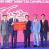 Đại sứ Việt Nam tại Campuchia Nguyễn Minh Vũ (thứ hai, từ trái sang) trao tặng tượng trưng 300 suất quà Tết tổng trị giá 15.000 USD cho Lãnh đạo Hội Khmer-Việt Nam tại Campuchia hỗ trợ bà con nghèo tại 24 tỉnh, thành ở Campuchia. (Ảnh: Hoàng Minh/TTXVN)