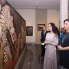 Phu nhân Ngô Phương Ly và bà Leyla Aliyeva, Phó Chủ tịch Quỹ Heydar Aliyev tham quan tại Bảo tàng Mỹ thuật Việt Nam. (Ảnh: Văn Điệp/TTXVN)