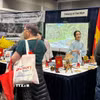 Đại diện kiều bào tại Canada (thứ 2 bên phải) tham gia cùng với Đại sứ quán Việt Nam tại Canada quảng bá hình ảnh đất nước tới du khách Canada. (Ảnh: Hà Linh/TTXVN)