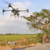 Nông dân An Giang đã mạnh dạn sử dụng drone vào canh tác nông nghiệp ở tất cả các khâu như sa giống, phân xịt thuốc. (Ảnh: Công Mạo/TTXVN)