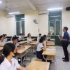 Cán bộ coi thi phổ biến quy chế thi cho thí sinh tại điểm thi Trường Trung học phổ thông Trưng Vương (Thành phố Hồ Chí Minh) năm học 2025-2026. (Ảnh: Thu Hoài/TTXVN)