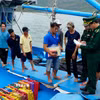 Bộ đội Biên phòng Gia Lai hướng dẫn ngư dân chấp hành các quy định khi khai thác trên biển. (Ảnh: Đình Quân/TTXVN)