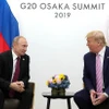 Tổng thống Nga Vladimir Putin (trái) và ông Donald Trump, khi đương chức Tổng thống Mỹ, trong cuộc gặp tại Osaka, ngày 28/6/2019. (Ảnh: SPUTNIK/TTXVN)