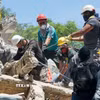 Lực lượng cứu hộ tìm kiếm nạn nhân sau trận động đất tại Cali, Colombia, ngày 11/8/2026. (Ảnh: THX/TTXVN phát)