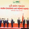 Tổng Bí thư, Chủ tịch nước Tô Lâm trao Huân chương Lao động hạng Nhất tặng Đại học Quốc gia Hà Nội. (Ảnh: Thống Nhất/TTXVN)