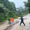 Chính quyền xã Lao Bảo (Quảng Trị) cắt cử lực lượng ứng trực, cắm biển cảnh bảo tại khu vực ngập sâu. (Ảnh: TTXVN phát)