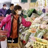 Người dân mua sắm tại siêu thị ở Tokyo, Nhật Bản. (Nguồn: Kyodo/TTXVN)