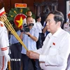 Chủ tịch Quốc hội Trần Thanh Mẫn dâng hương tại Di tích lịch sử quốc gia Ngã Ba Giồng. (Ảnh: Doãn Tấn/TTXVN)