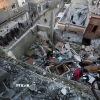 Cảnh đổ nát sau cuộc oanh kích của Israel tại Deir al-Balah, Dải Gaza, ngày 8/1/2025. (Ảnh: THX/TTXVN)