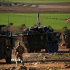 Xe quân sự của lực lượng Mỹ di chuyển gần làng Yalanli, ngoại ô thành phố Manbij, Syria. (Nguồn: Getty Images/TTXVN)