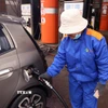 Khách hàng được hưởng lợi do giá xăng dầu tiếp tục giảm. (Ảnh: Văn Điệp/TTXVN)