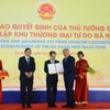 Trao Quyết định của Thủ tướng Chính phủ về thành lập Khu thương mại tự do Đà Nẵng. (Ảnh: Văn Dũng/TTXVN)