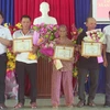 Thường trực Huyện ủy Tuy An (tỉnh Phú Yên) khen thưởng, biểu dương các hộ gia đình hiến đất làm đường. (Ảnh: TTXVN phát)