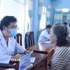 Bác sỹ Bệnh viện Ung bướu Thành phố Hồ Chí Minh khám bệnh miễn phí cho người dân. (Ảnh: Bùi Giang/TTXVN)