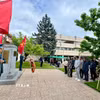 Cán bộ, nhân viên Đại sứ quán, đại diện Hội người Việt Nam tại Bulgaria, Hội Thanh niên-Sinh viên Việt Nam tại Bulgaria cùng các đại biểu đã dâng hoa tại tượng đài Chủ tịch Hồ Chí Minh. (Ảnh TTXVN phát)