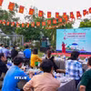 Du khách đến từ Thành phố Hồ Chí Minh và các tỉnh miền Tây tham gia trải nghiệm, thưởng thức nghệ thuật Đờn ca tài tử tại phường Bình Minh Tây Ninh. (Ảnh: Minh Phú/TTXVN)