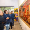 Khách tham quan Triển lãm nghệ thuật sơn mài hướng tới chào mừng Đại hội Đảng toàn quốc lần thứ XIV. (Ảnh: Khánh Hòa/TTXVN)