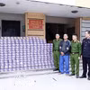 Đối tượng Trần Văn Trí và số tang vật bị cơ quan Công an thu giữ. (Ảnh: TTXVN phát)