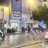 Trời đổ mưa to trên đường Lê Thị Riêng (quận 1, Thành phố Hồ Chí Minh) tối 12/2/2025. (Ảnh: Hồng Giang/TTXVN)