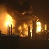Lực lượng cứu hỏa chiến đấu với ngọn lửa lớn tại nhà máy lọc dầu Chevron. (Nguồn: abc7ny)