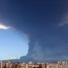 Tro bụi phun lên từ núi lửa Etna ở Sicily, Italy. (Ảnh: THX/TTXVN phát)