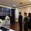 Đại sứ Phạm Việt Hùng viếng Chủ tịch Quốc hội nước Cộng hòa Dân chủ Nhân dân Lào Xaysomphone Phomvihane. (Ảnh: Đỗ Sinh/TTXVN)