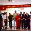 Các đại biểu Việt Nam và Ấn Độ thực hiện nghi thức thắp đèn truyền thống Ấn Độ khai mạc chương trình. (Ảnh: Xuân Khu/TTXVN)