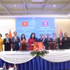 Bộ trưởng Bộ Văn hóa, thể thao và du lịch Việt Nam Lâm Thị Phương Thanh và Bộ trưởng Bộ Văn hóa và thể thao Lào Suonsavan Vinhaket trao đổi văn kiện hợp tác. (Ảnh: Xuân Tú/TTXVN)