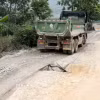 Đoạn đường đi qua xã Nhân Hòa xuống cấp, gây mất an toàn giao thông. (Ảnh: Bích Huệ/TTXVN)