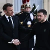 Tổng thống Pháp Emmanuel Macron (trái) và Tổng thống Ukraine Volodymyr Zelensky tại cuộc gặp ở Paris ngày 26/3/2025. (Ảnh: THX/TTXVN)