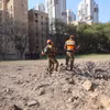 Hiện trường trúng tên lửa Iran tại Be'er Sheva, Israel ngày 2/3/2026. (Nguồn: THX/TTXVN)