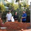 Chính quyền các địa phương thường xuyên kiểm tra, theo dõi việc xóa nhà tạm, nhà dột nát, đảm bảo chất lượng và giúp người dân an cư, lạc nghiệp. (Ảnh: TTXVN phát)