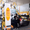 Bơm xăng cho phương tiện tại trạm xăng ở Seoul, Hàn Quốc. (Nguồn: THX/TTXVN)