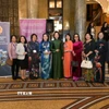 Đại sứ Nguyễn Thị Minh Nguyệt chụp ảnh cùng các đại biểu tại sự kiện. (Nguồn: TTXVN phát)