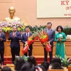 Lãnh đạo thành phố Hà Nội tặng hoa, chúc mừng tân Phó Chủ tịch Ủy ban Nhân dân thành phố Hà Nội Đỗ Anh Tuấn và Bùi Duy Cường. (Ảnh: Văn Điệp/TTXVN)