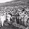 Chủ tịch Hồ Chí Minh đi thăm và kiểm tra một đơn vị bộ đội miền Nam tập kết ra Bắc đang diễn tập trước khi trở lại chiến trường miền Nam (6/1957). (Ảnh: TTXVN)