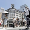 Người dân di chuyển dưới trời nắng nóng tại Tokyo, Nhật Bản. (Ảnh: Kyodo/TTXVN)