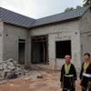 Niềm vui của gia đình chị Đặng Thị Hà, dân tộc Dao ở xã Ngọc Mỹ, huyện Võ Nhai, tỉnh Thái Nguyên khi có nhà mới nhờ hỗ trợ kinh phí từ chính quyền, cộng đồng. (Ảnh: Trần Việt/TTXVN)