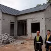 Niềm vui của gia đình chị Đặng Thị Hà, dân tộc Dao ở xã Ngọc Mỹ, huyện Võ Nhai, tỉnh Thái Nguyên khi có nhà mới nhờ hỗ trợ kinh phí từ chính quyền, cộng đồng. (Ảnh: Trần Việt/TTXVN)