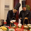 Quan chức ngoại giao tại Trung Quốc trải nghiệm cách chế biến một tô phở. (Ảnh: Hải Yến/TTXVN)