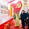 Chủ tịch Quốc hội Trần Thanh Mẫn và đại biểu tham quan gian trưng bày ảnh tại Đại hội. (Ảnh: Doãn Tấn/TTXVN)