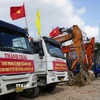 Các phương tiện, máy móc phục vụ cho dự án tại buổi lễ khởi công. (Ảnh: Sỹ Thắng/TTXVN)