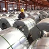 Công nhân kiểm tra các thanh cuộn nhôm tại nhà kho trong khu công nghiệp ở Tân Châu, tỉnh Sơn Đông, Trung Quốc. (Nguồn: REUTERS/TTXVN)
