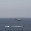 Tàu thuyền di chuyển trên eo biển Hormuz, ngoài khơi tỉnh Musandam, Oman, ngày 18/4/2026. (Ảnh: Reuters/TTXVN)