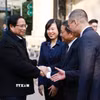 Thủ tướng Phạm Minh Chính thăm, chúc Tết cán bộ, y sĩ, bác sĩ và nhân viên y tế Bệnh viện Phổi trung ương. Ảnh: Dương Giang-TTXVN