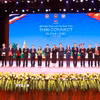 Lãnh đạo tỉnh Phú Thọ cùng đại diện các tập đoàn, doanh nghiệp Việt Nam và Thái Lan tại Lễ trao Bản ghi nhớ hợp tác chiến lược trong nghiên cứu đầu tư phát triển các khu công nghiệp thông minh. (Ảnh: Hoàng Hùng/TTXVN)