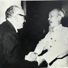 Ủy viên Bộ Chính trị Đảng Cộng sản Venezuela (PCV) Eduardo Gallegos trong một lần gặp Chủ tịch Hồ Chí Minh tại Thủ đô Hà Nội, tháng 9/1964. (Ảnh: Gia đình nhân vật cung cấp/TTXVN phát)