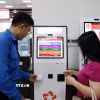 Hướng dẫn người dân làm thủ tục tại Trung tâm phục vụ hành chính công phường Phú Nhuận, Thành phố Hồ Chí Minh. (Ảnh: Tiến Lực/TTXVN)